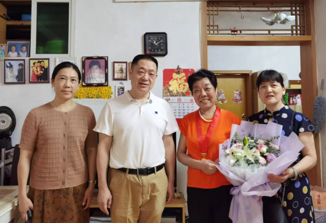 1656665208598096085.png 肖湘愚(左二)走访慰问老党员曾如华(右二).png