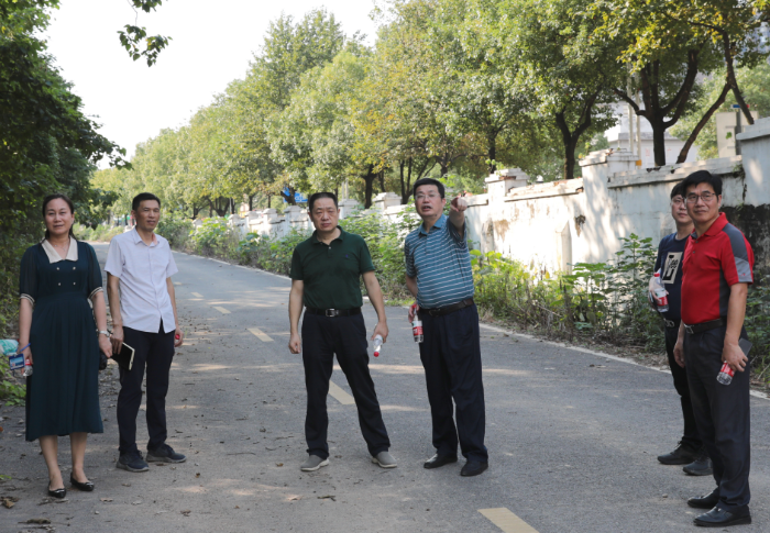 1630918799304023032.png 看马路.png