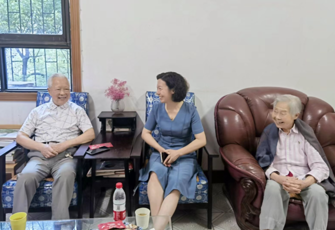 1688218471938020149.png 杨兰英(中)慰问老党员易桂初(左)陈克晖(右).png