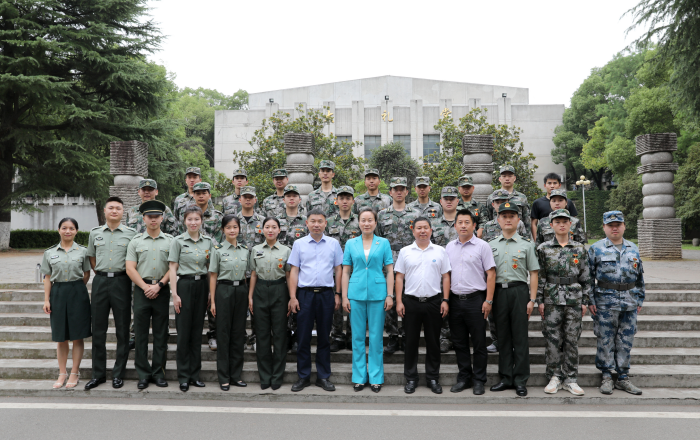 1686828231783046506.png 合影.png