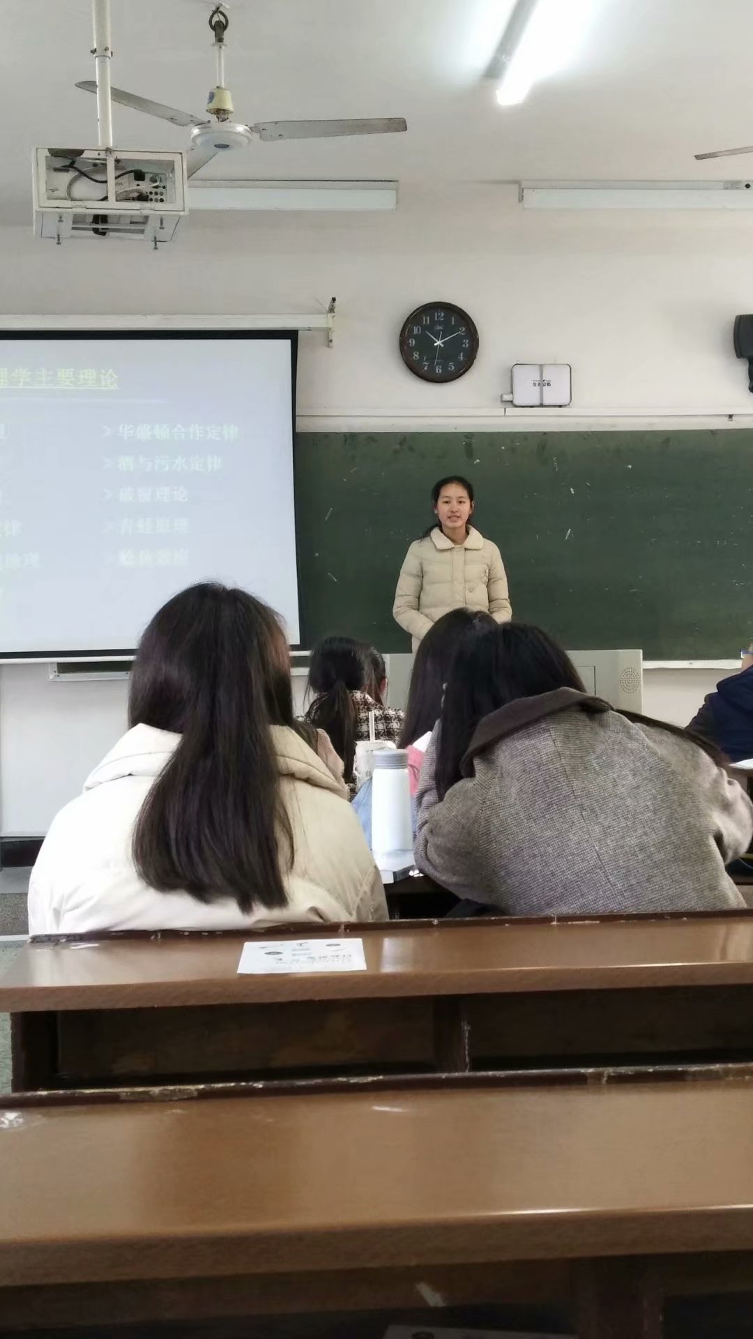 1595601872564009378.jpg 学生上台1.jpg