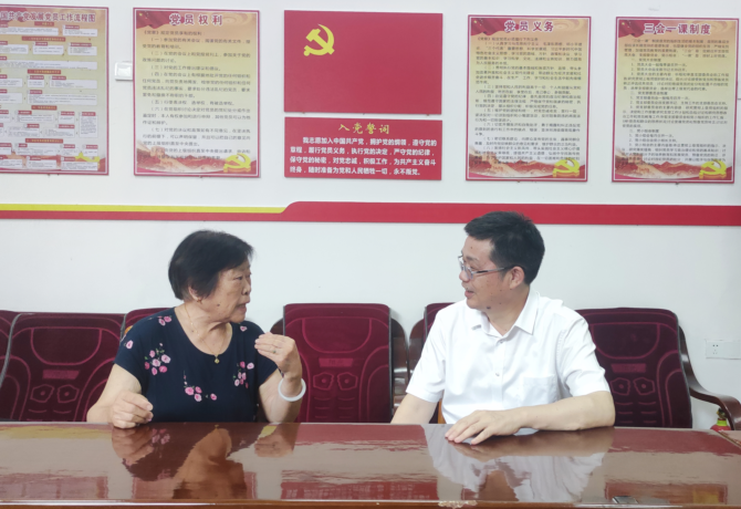 1688218488038010957.png 刘长庚(右)慰问老党员张爱元(左).png