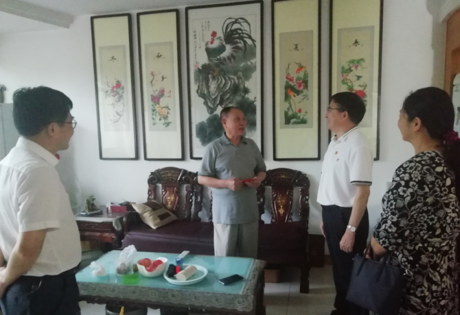 1656665267500040343.png 郭国强(右二)走访慰问老党员符方照(左二).png