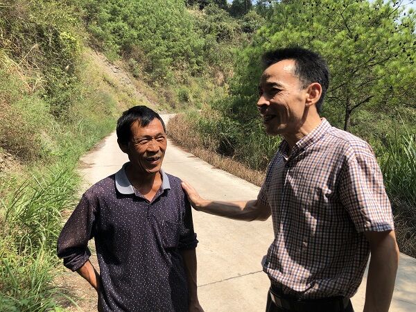 1569293039950072779.jpg 李雪山看望帮扶对象颜昌极.jpg