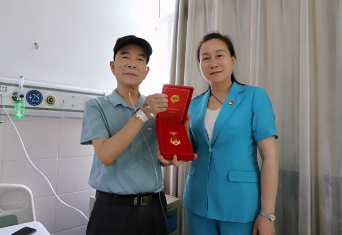 1688218566496037167.png 苏玲(右)慰问老党员佘仕怀(左).png