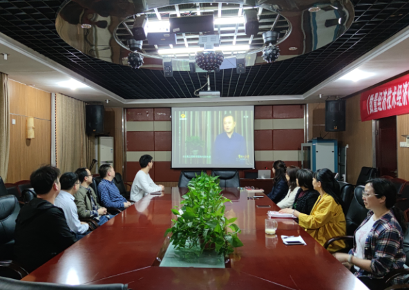 11.经济学院教师集中收看节目.png