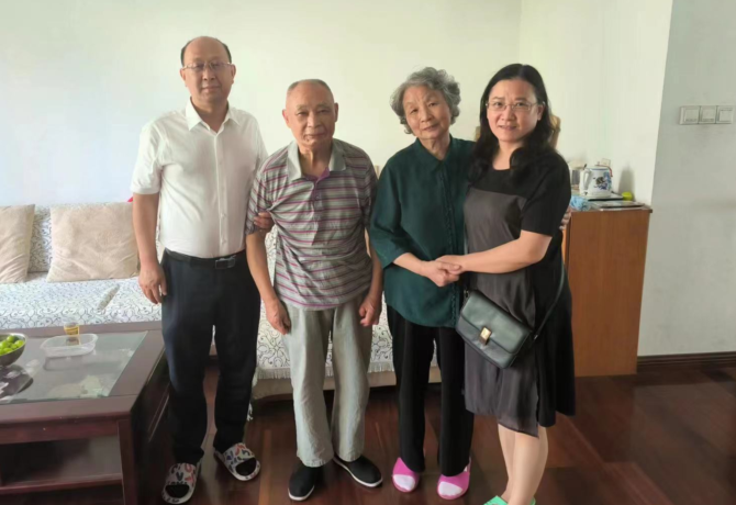 1688218583777071019.png 赵鹤平(左)慰问老党员赵季材(左二)刘雪云(右二).png