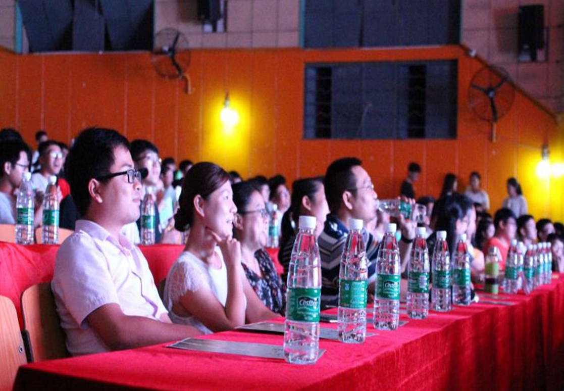 1506756269344099572.png 晚会现场一.png