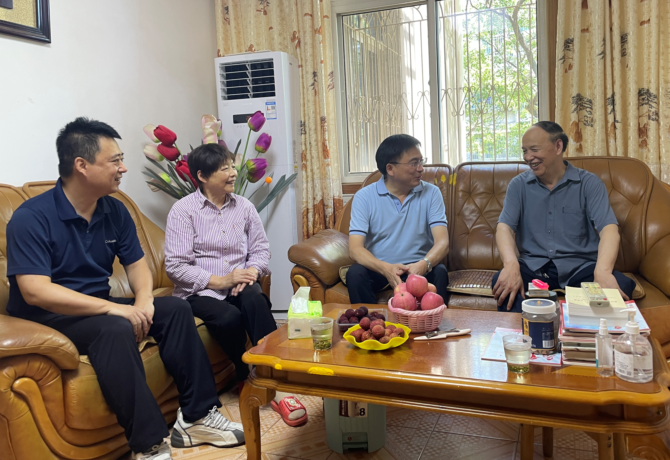 1688218599924060150.png 郭国强(右二)慰问老党员周光贵(右一)江亮之(左二).png