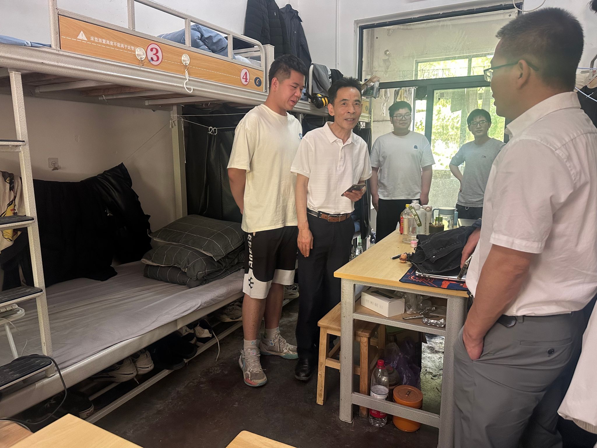校纪委书记李雪山带队深入走访学生寝室