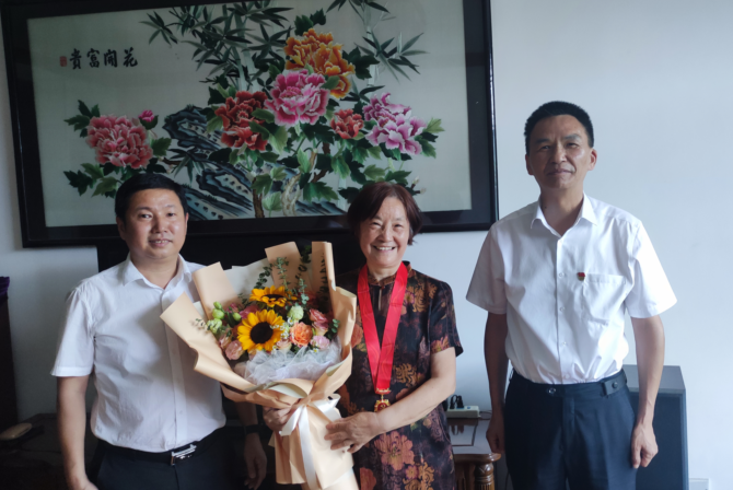 1656665232039098539.png 刘寒波(右一)走访慰问老党员江红(中).png