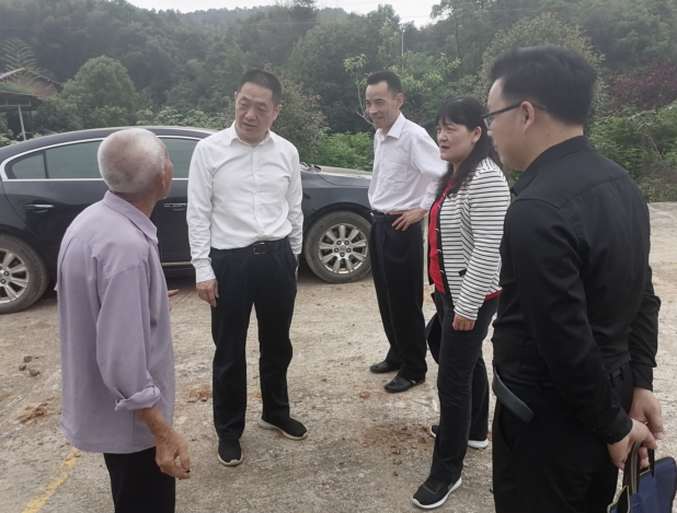 1620445609494009871.png 肖湘愚一行与当地村民交谈了解民情.png